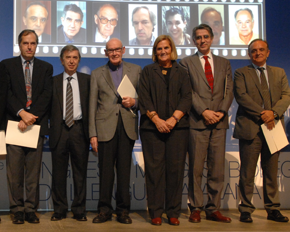 Pere Miret (tercer per l’esquerra) el dia que va rebre el Premi a l’Excel·lència Professional del Col·legi de Metges de Barcelona, 2013.